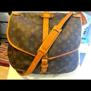 Louis Vuitton Classic Saumur 35 Crossbag.